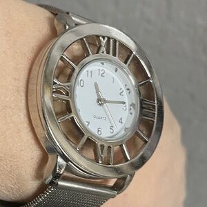 Silver Mesh Band ladies Watch 

Nice watch
Has new battery
